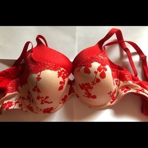 2 Victoria’s Secret Showstopper Bras 36DD